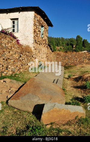 Caduto stele axumita ad Aksum, Axum, Sito Patrimonio Mondiale dell'UNESCO, Tigray, Etiopia, Africa Foto Stock