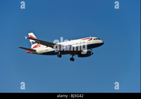 Un BA in aereo in arrivo a terra all'aeroporto di Heathrow con il carrello di atterraggio pronto vista da Stanwell Moor West London Foto Stock