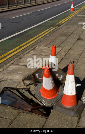 Il traffico coni stradali su marciapiede danno su una strada di Uxbridge West London MIDDLESEX REGNO UNITO Foto Stock