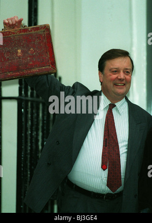 KENNETH CLARKE MP contiene la casella di bilancio ALOFT Cancelliere dello scacchiere 26 Agosto 1994 11 Downing Street LONDRA Foto Stock