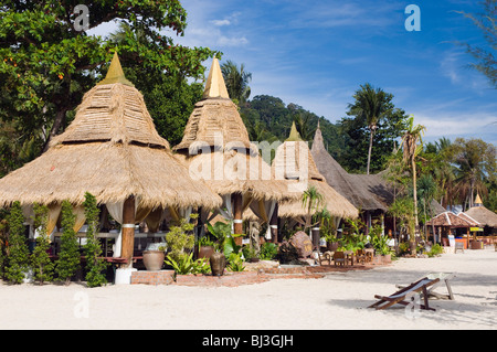 Palm capanne sulla spiaggia, resort Mayalay, Ko Hai o Koh Ngai island, Trang, Thailandia, Asia Foto Stock