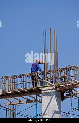 Thai lavoratori edili, fissatori di acciaio su un sito in costruzione, Thailandia, Asia Foto Stock