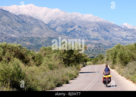 Ciclista su strada si affaccia il White Mountains, Lefka Ori, vicino Vamos, Creta, Grecia, Europa Foto Stock