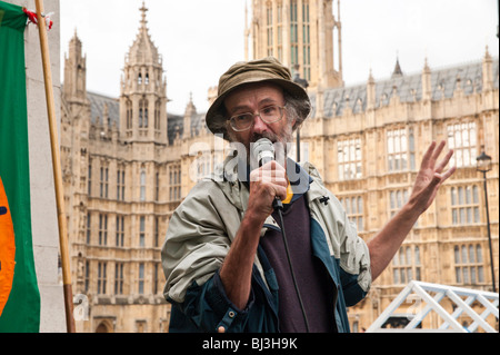 La campagna contro i cambiamenti climatici Coordinatore Nazionale Phil Thornhill parla di emergenza climatica alternativa il Parlamento Foto Stock