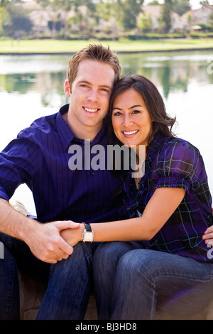 Close up ritratto coppia giovane guance insieme a Lakeside park fiducia connessione. strettamente collegato contenuto contentezza contenti negli Stati Uniti Foto Stock