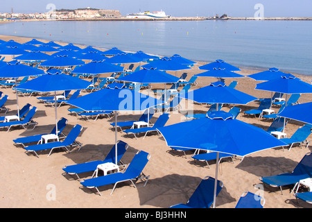 Spiaggia con ombrelloni vicino Rethimno, Creta, Grecia, Europa Foto Stock