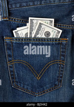 Diversi 100-fatture del dollaro in un jeans blu tasca posteriore Foto Stock