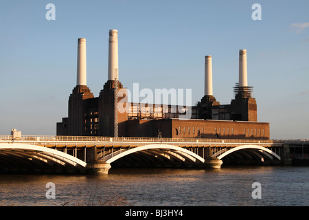 Battersea Power Station come visto dalla riva nord del Tamigi Foto Stock