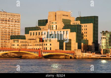 MI6 (sede del Secret Intelligence Service) sulla riva sud del Tamigi vicino a Vauxhall Cross, Londra Foto Stock