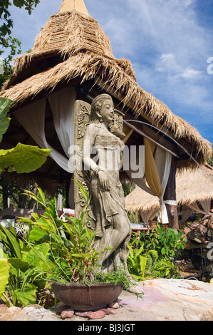 Palm capanne sulla spiaggia, resort Mayalay, Ko Hai o Koh Ngai island, Trang, Thailandia, Asia Foto Stock