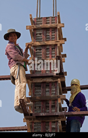 Thai lavoratori edili, fissatori di acciaio su un sito in costruzione, Thailandia, Asia Foto Stock