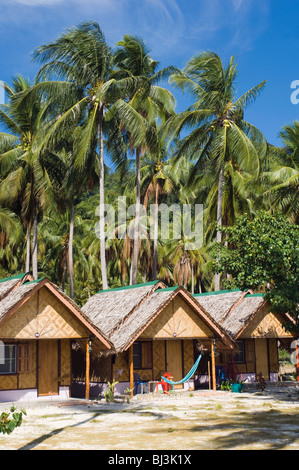 Bungalow hotel sotto le palme di cocco, Ko Hai o Koh Ngai island, Trang, Thailandia, Asia Foto Stock