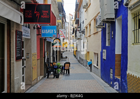 Small Alley, bar, negozi, Benidorm, Costa Blanca, Provinz Alicante, Spanien, Europa Foto Stock