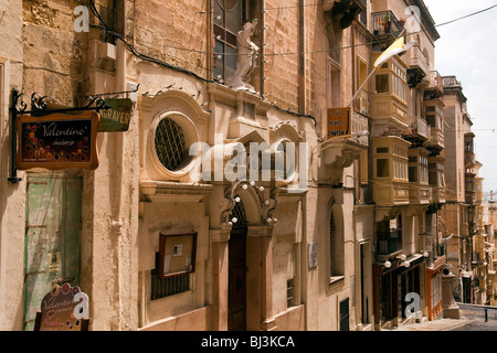 Una tipica strada a La Valletta la capitale di Malta Foto Stock