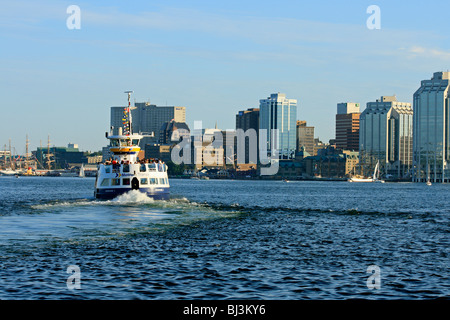 Halifax Nova Scotia skyline e waterfront con la metro transit con il traghetto dal porto Foto Stock