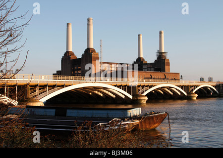 Battersea Power Station come visto dalla riva nord del Tamigi Foto Stock