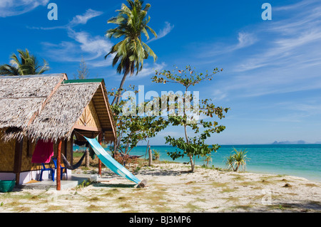 Palm tree cottage sulla spiaggia, Ko Hai o Koh Ngai island, Trang, Thailandia, Asia Foto Stock