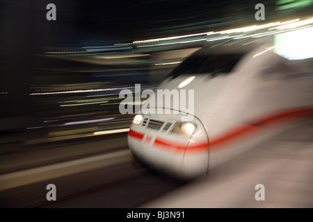 Treno passare a Berlino Stazione Centrale, Germania Foto Stock