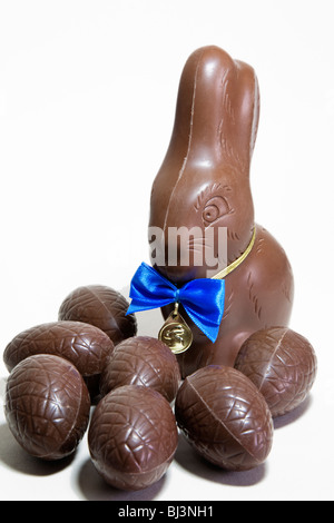 Cioccolato Il Coniglio di Pasqua che indossa un bow tie con choclate uova. Foto Stock