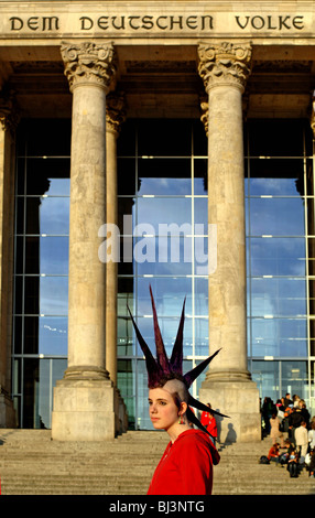 Ragazza punk nella parte anteriore del Reichstag di Berlino, Germania Foto Stock