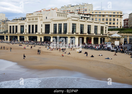 Beachgoers sulla Grand Plage Foto Stock