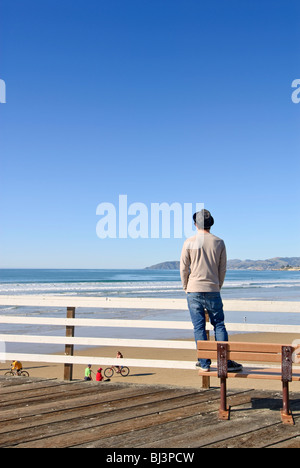 L'uomo godendo la vista da un molo. Foto Stock