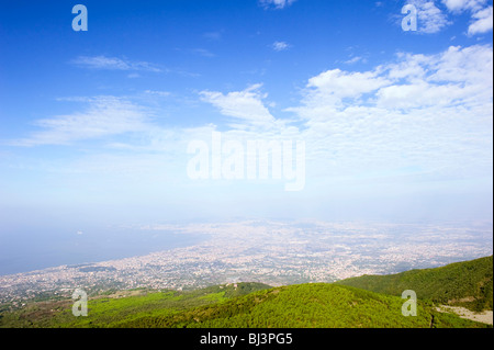 Mattina umore sopra la baia di Napoli, vista dalla cima del Monte Vesuvio, Campania, Italia, Europa Foto Stock
