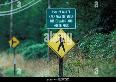 Quarantacinquesimo parallelo segno segna a metà strada tra l'Equatore e il polo nord vicino al Lincoln City Oregon Foto Stock