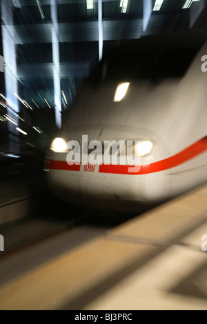 Treno passare a Berlino Stazione Centrale, Germania Foto Stock