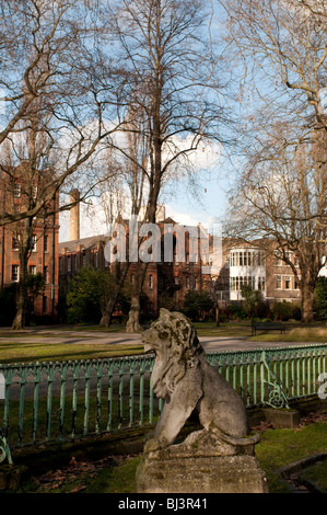 Statua di un cane, St Pancras Gardens, London Borough of Camden, Regno Unito Foto Stock