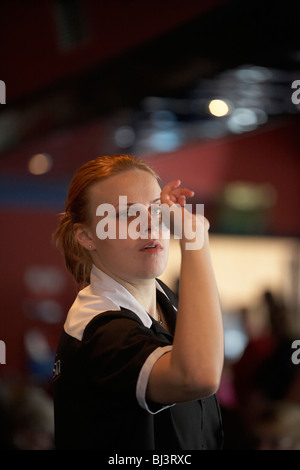 Donne russe freccette champion Anastasia Dobromyslova (da Tver, Mosca) lancia frecce a south coast Inghilterra Open Tournament. Foto Stock