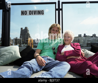 Sam e vigilia Branson, il figlio e la madre di aviazione tycoon Sir Richard, rilassarsi insieme su una terrazza sul tetto in Manhattan. Foto Stock