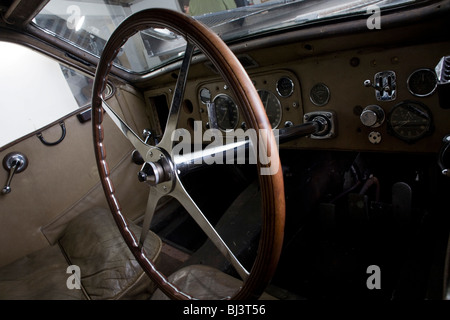 Un 1937 Bugatti 57s Atalante auto sportiva, intatta per 50 anni, ha presentato in anteprima per la prima volta davanti a un asta Bonhams. Foto Stock