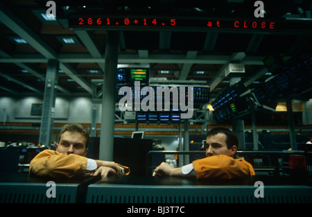 Futures e commodities commercianti al LIFFE exchange durante gli anni novanta, città di Londra. Foto Stock