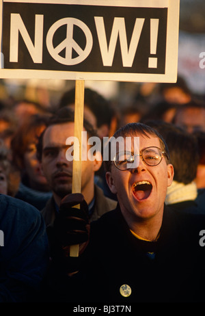 Yung protester urla il suo anti-guerra messaggio al mondo esterno durante una grande manifestazione contro la prima guerra del Golfo " 91. Foto Stock