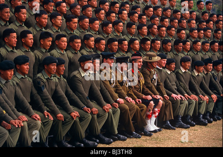 Ufficiali e nuove reclute della British Royal Gurkha reggimento costituiscono per loro fotografia ufficiale presso il loro esercito camp a Pokhara. Foto Stock