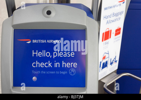 Close-up dettaglio di uno dei British Airways self check-in chioschi in international check-in presso l'aeroporto di Heathrow il Terminal 5. Foto Stock