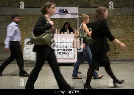 Estensione urgentemente sono un gruppo di rail pendolari emergente da una linea ferroviaria principale nel centro di Londra Foto Stock