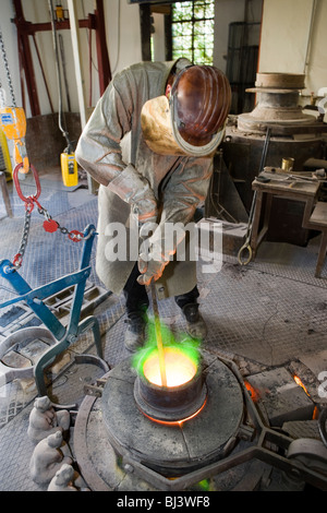 Lavoratore di un'arte fonderia, Wiesbaden, Germania Foto Stock