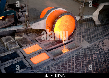 Lavoratore di un'arte fonderia, Wiesbaden, Germania Foto Stock