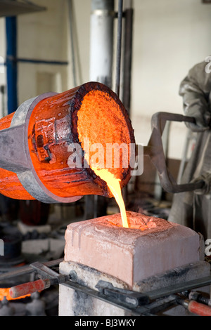 Lavoratore di un'arte fonderia, Wiesbaden, Germania Foto Stock