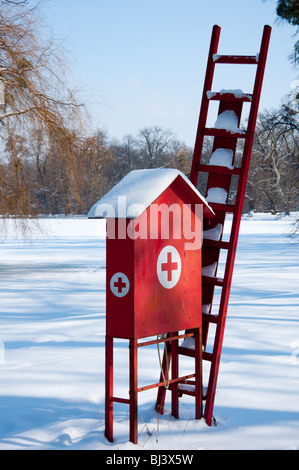 Stazione di soccorso al lago ghiacciato a Monaco di Baviera, Germania. Foto Stock