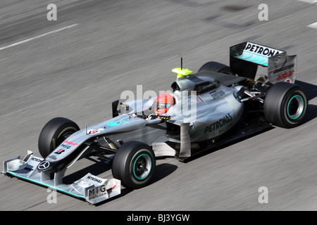 Michael Schumacher al volante della 2010 McLaren Mercedes sul circuito di Montmelò a Barcellona, Spagna Foto Stock