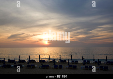 Sedie a sdraio nel tramonto a Karon Beach - Phuket Foto Stock