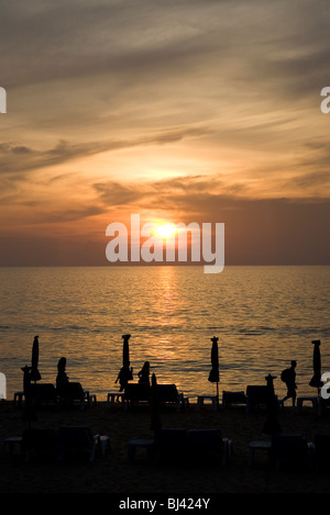 Sedie a sdraio nel tramonto a Karon Beach - Phuket Foto Stock