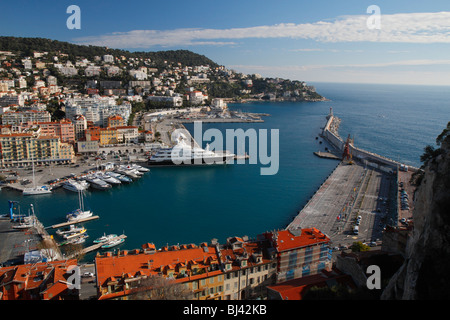 Porto, visto dalla collina del castello, sul lato destro dello spazio di parcheggio per i traghetti per la Corsica nel centro dello yacht Sarafsa, nella r Foto Stock