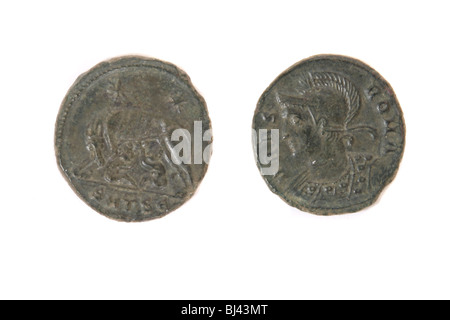 Fronte e retro di una moneta romana trovati in Inghilterra dell'imperatore romano Costantino 307 - 337 D.C. Foto Stock