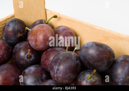 Gruppo di prugne in una scatola di legno Foto Stock