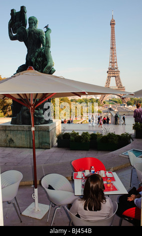 Parigi, Francia, coppia seduto al French Cafe Bistro Restaurant, terrazza sul marciapiede nel Trocadero, con vista sulla terrazza della Torre Eiffel, scultura dietro Foto Stock