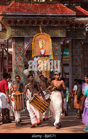 India Kerala, Thrissur, Koorkancherry Sree Maheswara tempio, Thaipooya festival Mahotsavam caparisoned elefante in arrivo Foto Stock